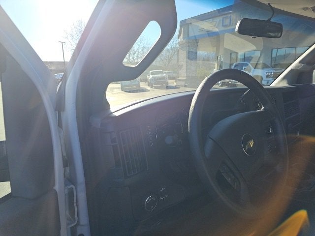 2023 Chevrolet Express Passenger 3500 1LS