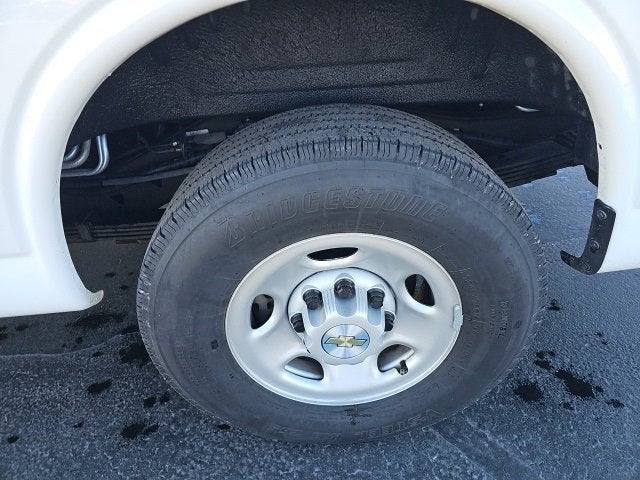 2023 Chevrolet Express Passenger 3500 1LS