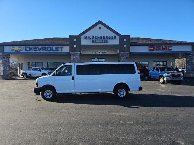 2023 Chevrolet Express Passenger 3500 1LS