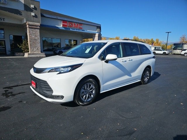 2025 Toyota Sienna LE