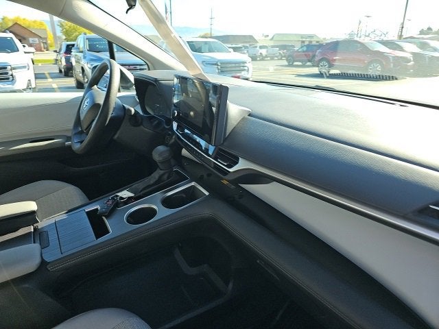 2025 Toyota Sienna LE