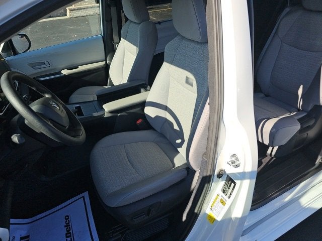 2025 Toyota Sienna LE