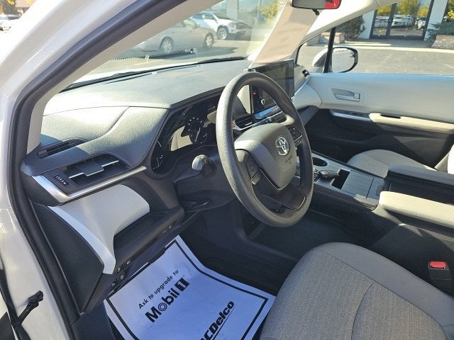 2025 Toyota Sienna LE