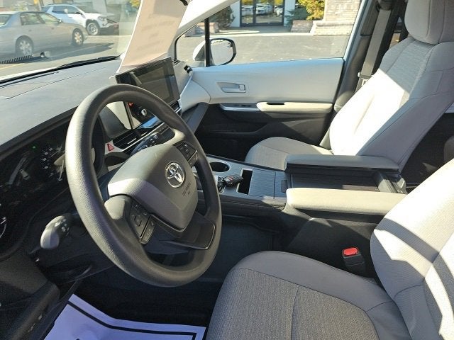 2025 Toyota Sienna LE