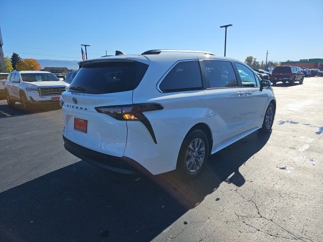 2025 Toyota Sienna LE