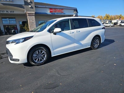 2025 Toyota Sienna LE