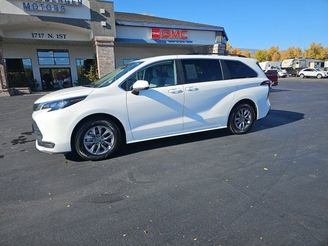 2025 Toyota Sienna LE