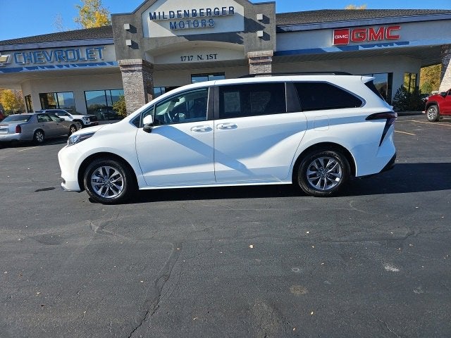2025 Toyota Sienna LE