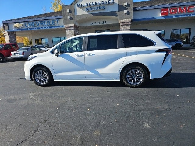 2025 Toyota Sienna LE