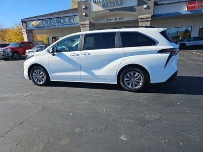 2025 Toyota Sienna LE