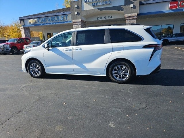 2025 Toyota Sienna LE