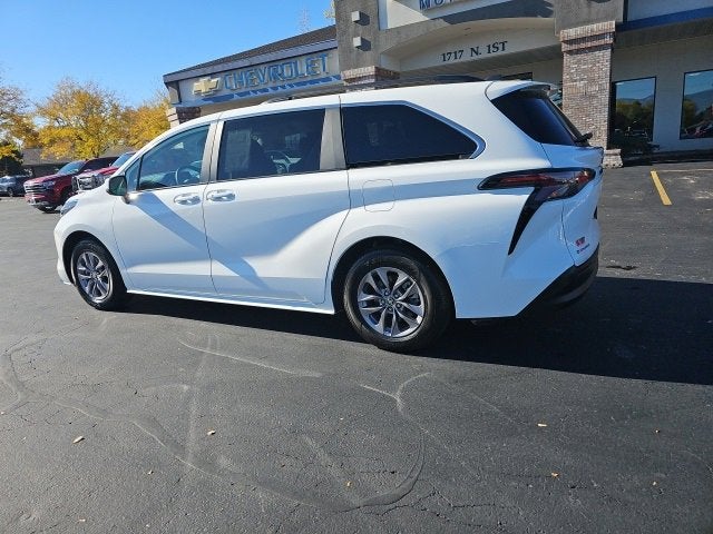 2025 Toyota Sienna LE