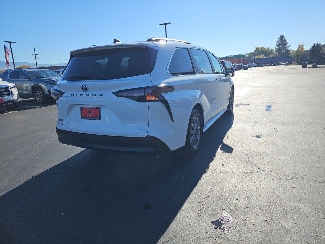 2025 Toyota Sienna LE
