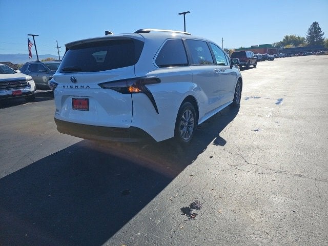 2025 Toyota Sienna LE
