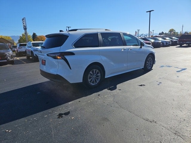 2025 Toyota Sienna LE