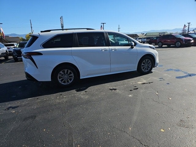 2025 Toyota Sienna LE