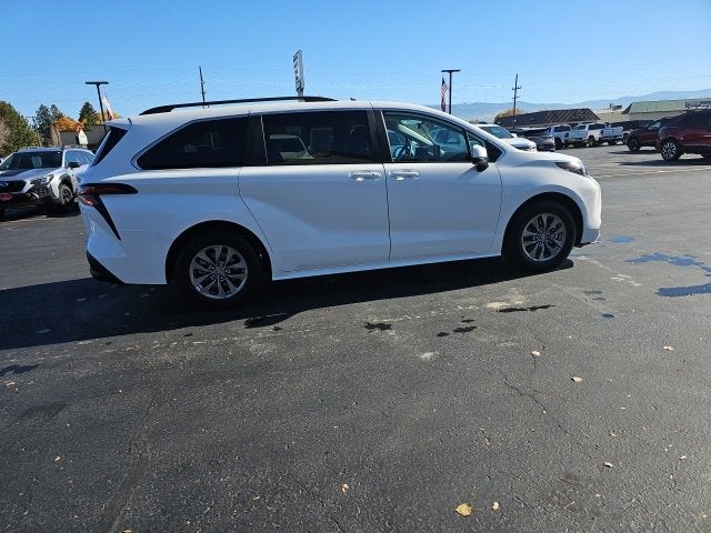2025 Toyota Sienna LE