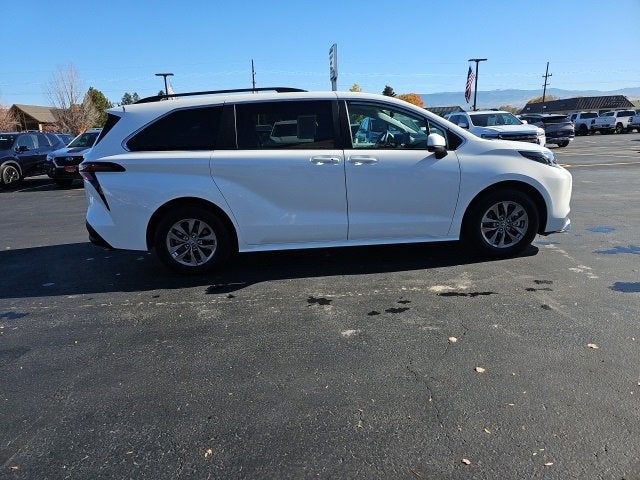 2025 Toyota Sienna LE