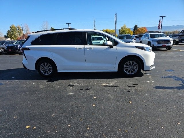2025 Toyota Sienna LE