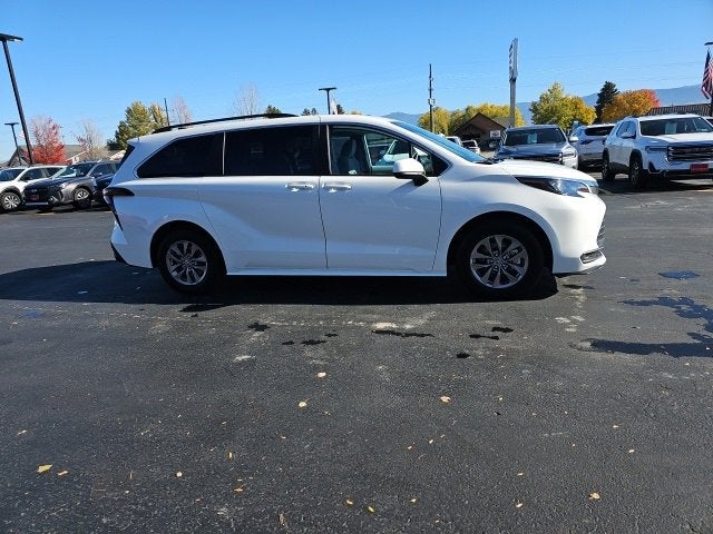 2025 Toyota Sienna LE