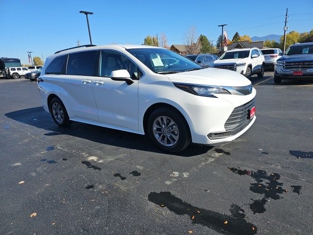 2025 Toyota Sienna LE