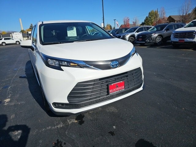 2025 Toyota Sienna LE