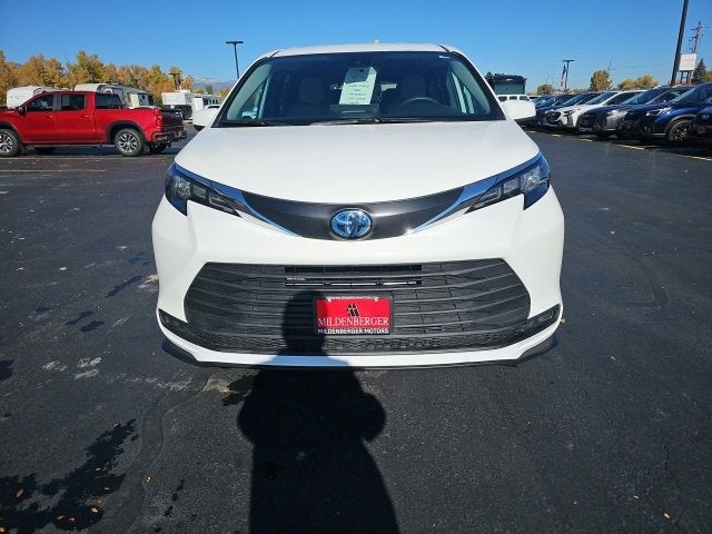 2025 Toyota Sienna LE